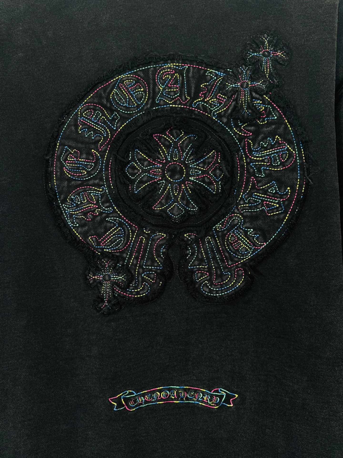 P270 top version, real shot without P, ​​different from market currency) 𝗖𝗵𝗿𝗼𝗺𝗲 𝗛𝗲𝗮𝗿𝘁𝘀/Cro Heart 2025 washed patch embroidery autumn and winter new original single counter American laser burnt 3D three-dimensional color embroidered couple casual sweatshirt 👑The highest version! Customized fabric 430g tripe terry fabric! American acid-washed and distressed original fabric laser burnt ✟appliqué embroidery and exquisite embroidery of letters! The best-selling model in the counter, very comfortable to wear. Accessories: original molded and authenticated collar label➕100% silk wash label. Genuine purchase-grade original hangtag➕matching hanging rope➕3D hanging beads➕original packaging bag. Craftsmanship: The original version has consistent wiring! The highest version of the armhole matching technique! Color: Gray Black Size: S M L XL Style No.: 9306